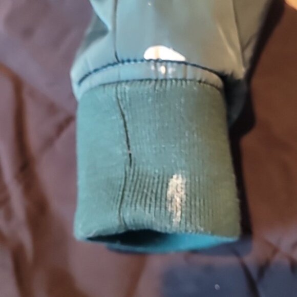 Quicksilver Boys Large hooded Jacket. Inside and Outside 100% polyester - Picture 5 of 6